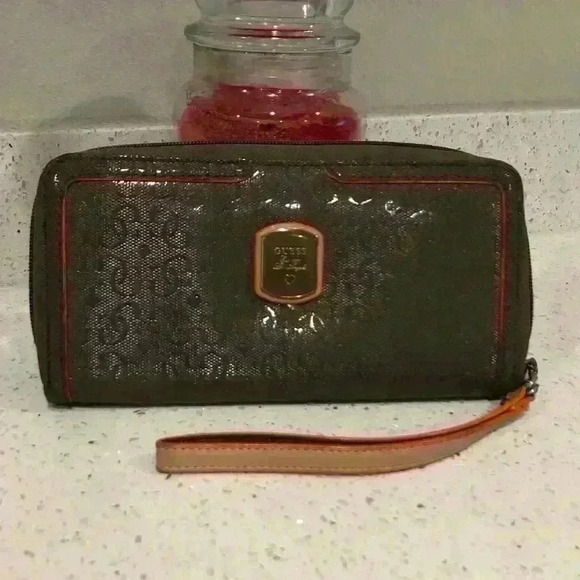 Guess Wallet - Picture 1 of 6